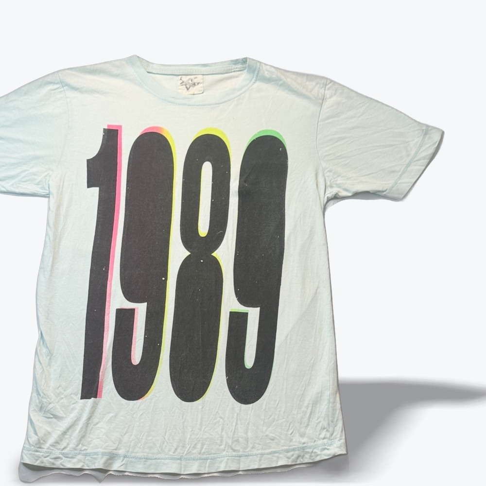 Illustrated People 1989 Graphic Tee Light Blue Cotton T-Shirt Size Medium